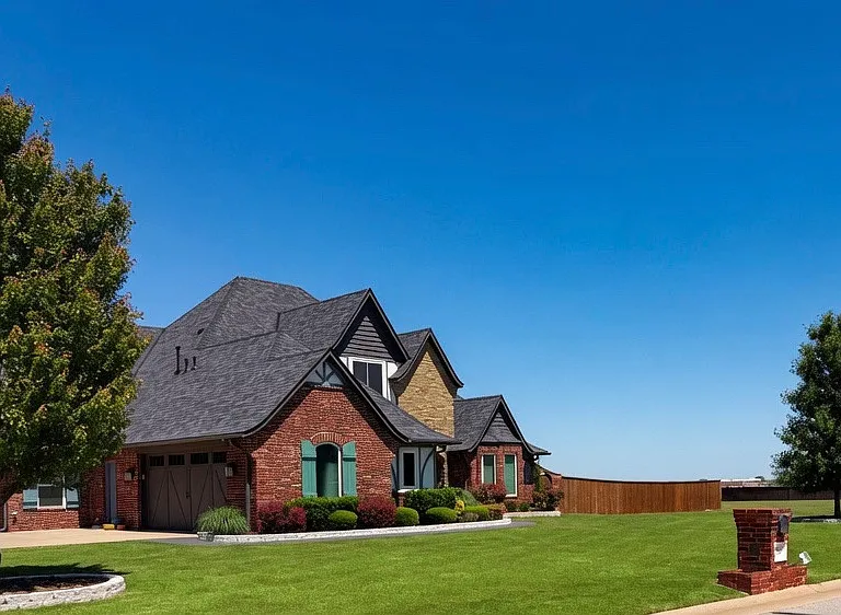 319 Taylam Rd — Photo 4
