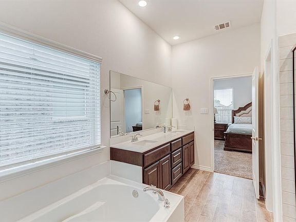 5th image of 4090 Ellinger Dr #1