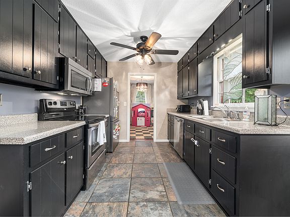 5th image of 834 Sherman Oaks Dr