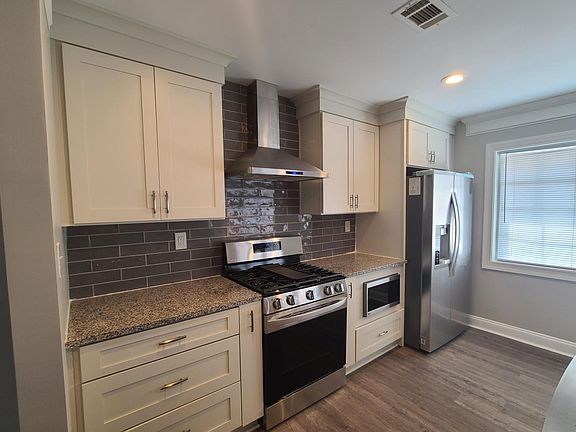 Kitchen gas range with hood