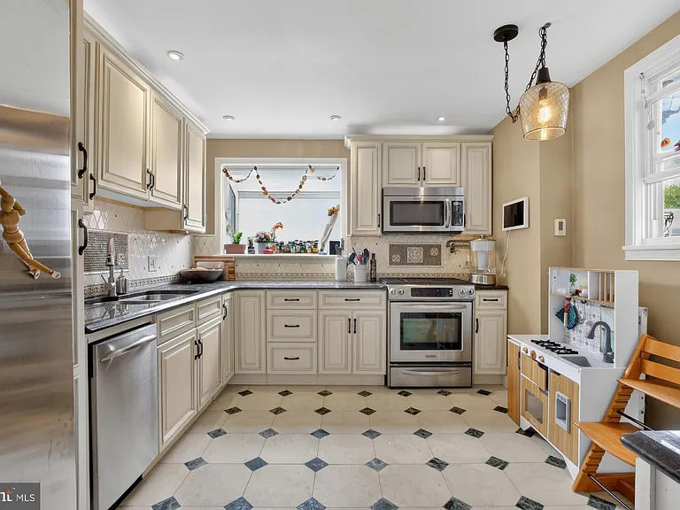 3455 W Queen Ln — Photo 9
