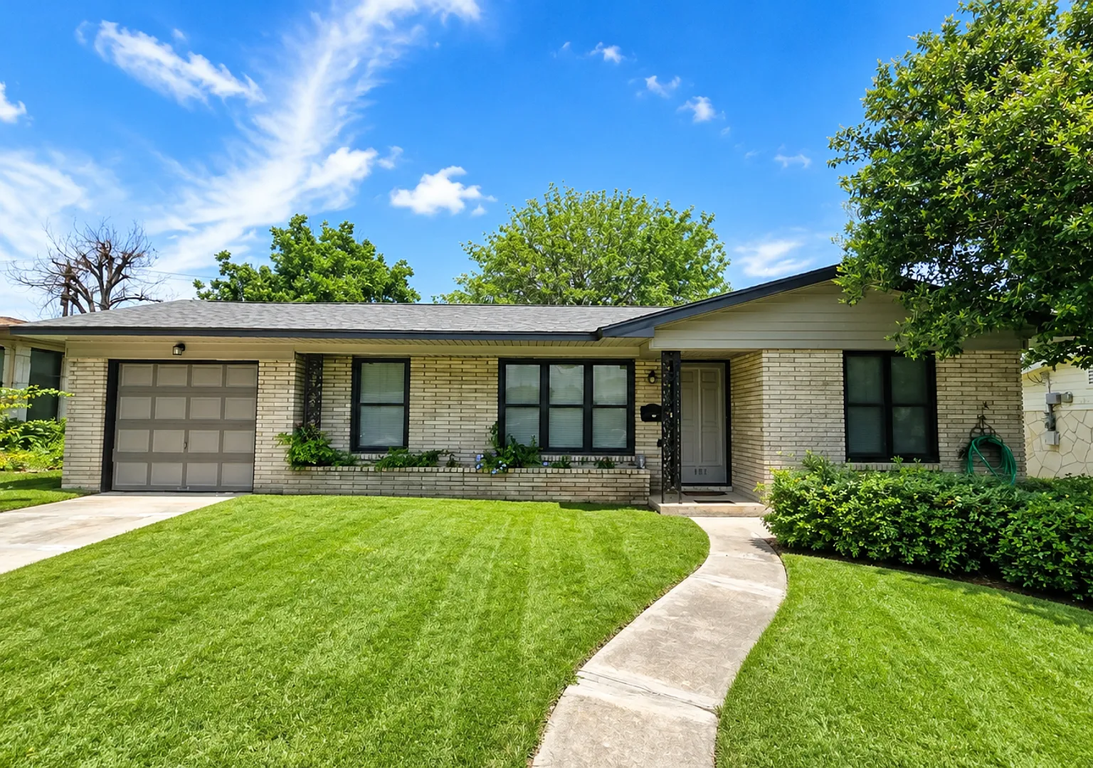 Dellview Neighborhood~Charming Mid-Century Home with Large Backyard — Photo 1