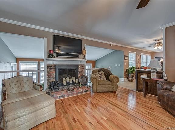 5th image of 633 Rosemary Ln