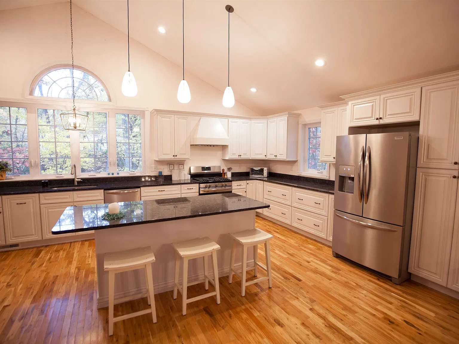 1 bed, 1.5 bath, 1426 sqft, $2,300 — Photo 3