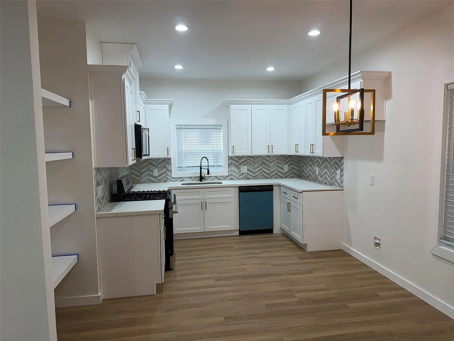 3 bed, 2.0 bath, 1300 sqft, $1,895 — Photo 3