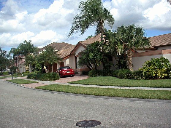 Private large lot in Gated Golf-Community