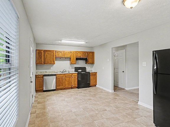 3rd image of 1529 Versailles Rd