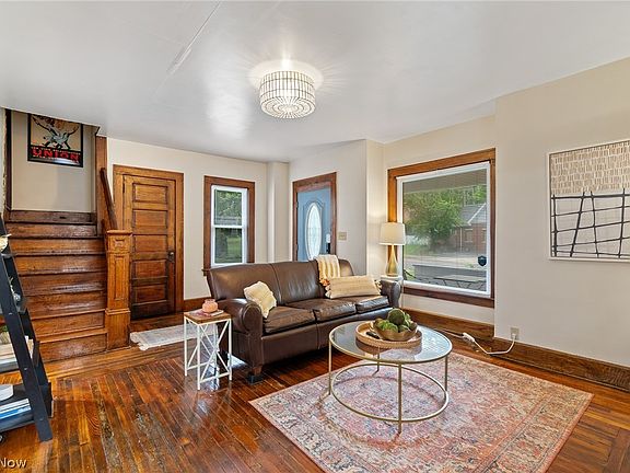 4th image of 1422 Burbank Rd