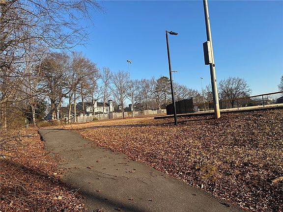 3rd image of 61 Connaught Ct