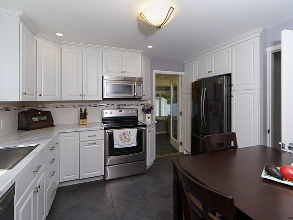 4th image of 19 Hanifin Ave
