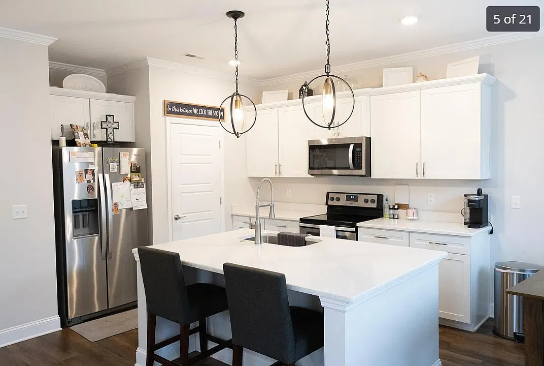 3 bed, 1618 sqft, $2,450 — Photo 3