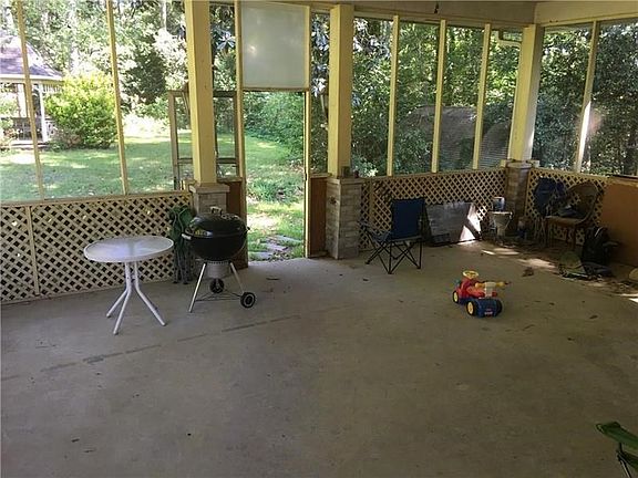 4th image of 2479 Skyland Trl NE