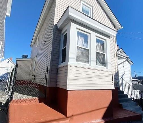 2nd image of 34 Tobins Ln