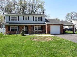 35 Tanglewood Rd, Middletown, NJ 07748