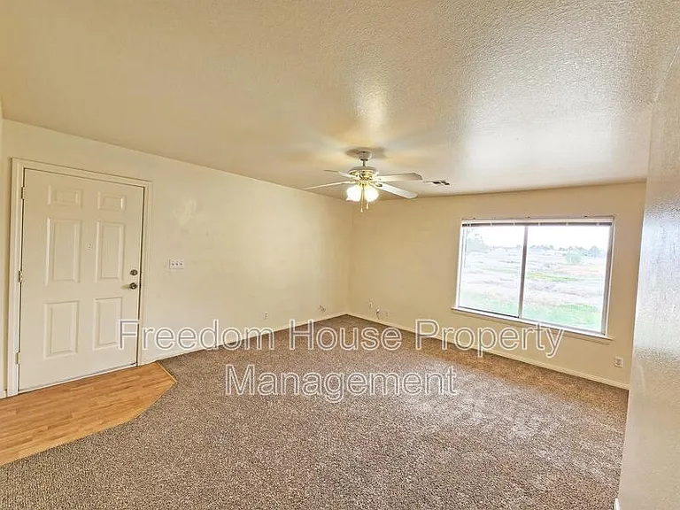 561 Bourbon St #B — Photo 7