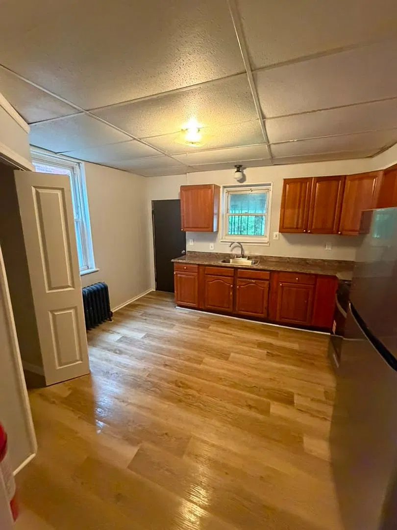 1327 Chase St — Photo 2