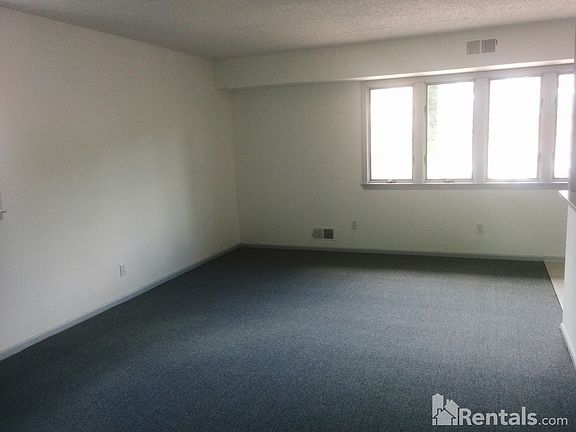 3rd image of 706B Country Ln
