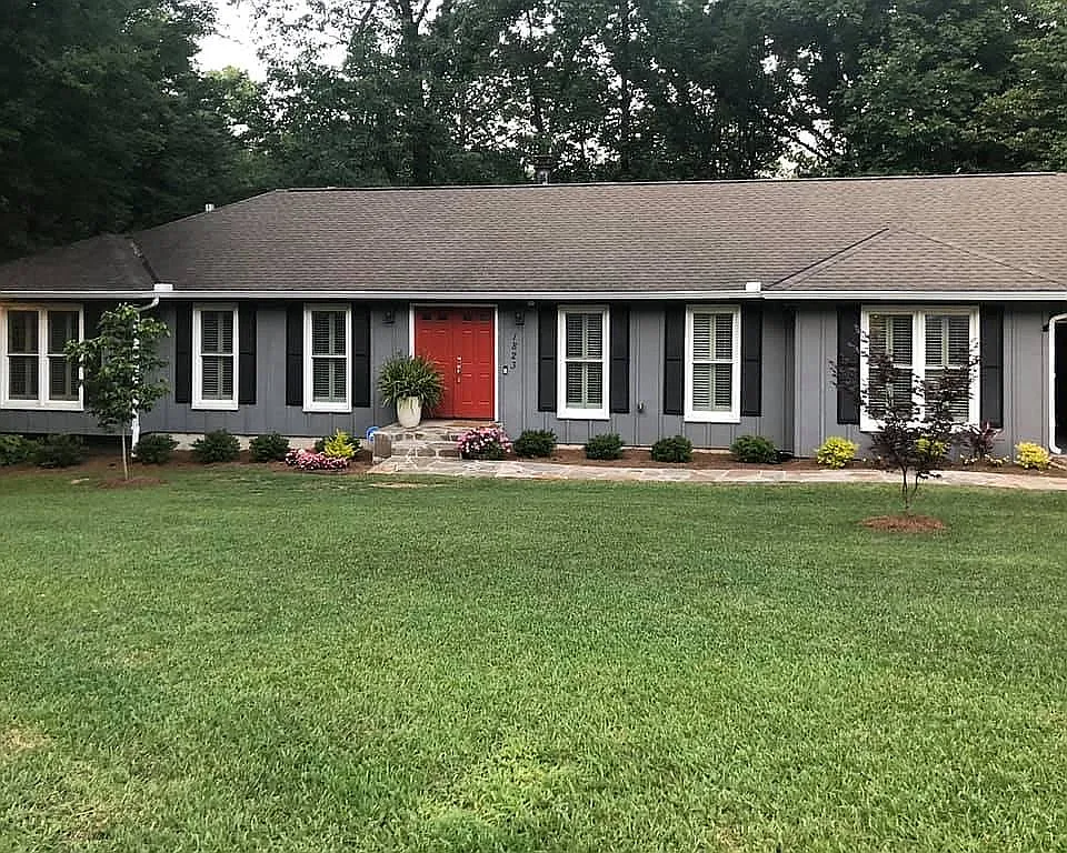 1823 Woodridge Rd photo 1