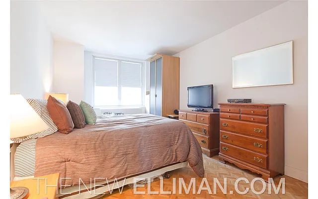 Rented by Douglas Elliman | media 14