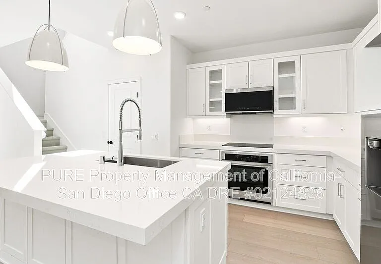 390 Baker St — Photo 5