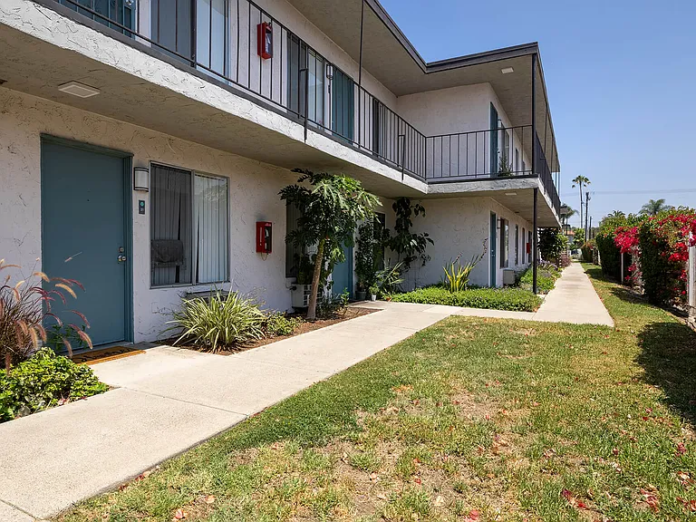 Valle at 9061 Kenwood — Photo 9