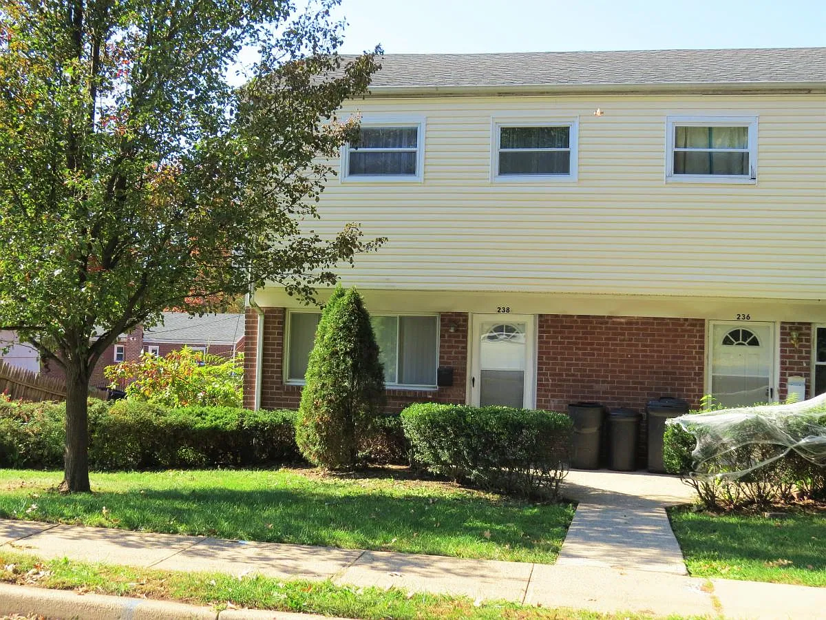 3 bed, 900 sqft, $2,400 — Photo 1