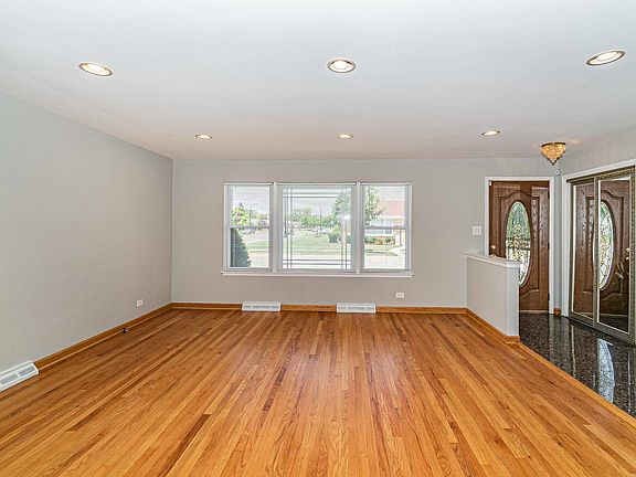 5th image of 3951 W Sherwin Ave