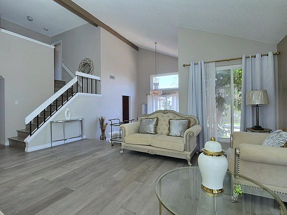 5th image of 10295 Moorpark St