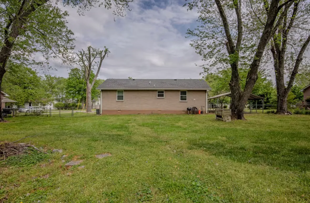 3 bed, 1.5 bath, 1100 sqft, $3,200 — Photo 3