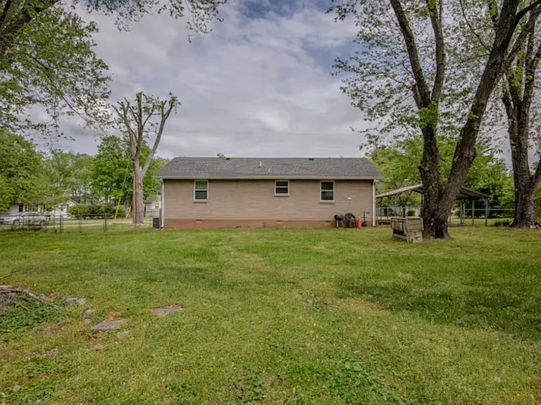 2842 Sunnyview Dr — Photo 3