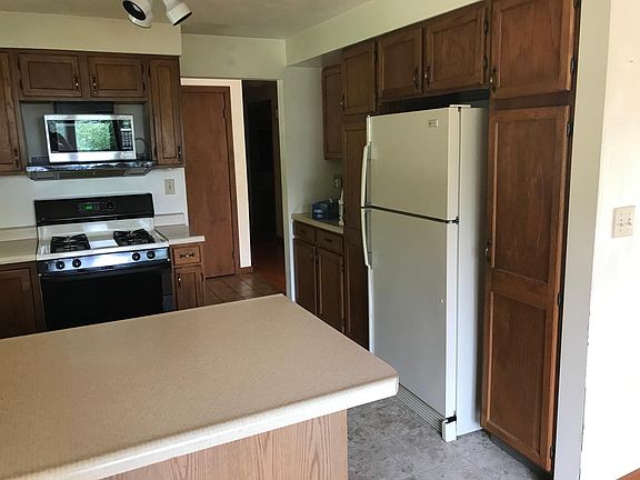 5th image of 204 Pioneer Dr
