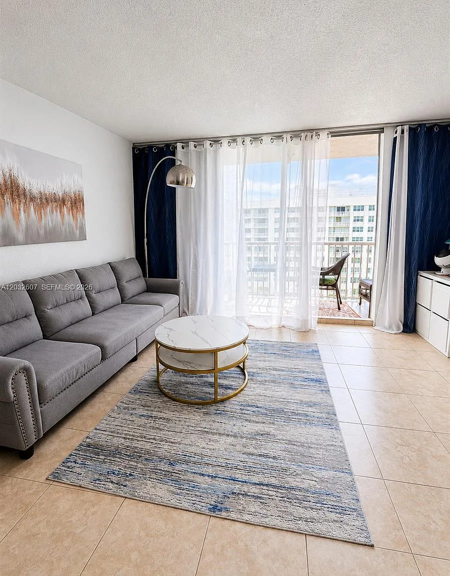 Clifton Condo — Photo 4