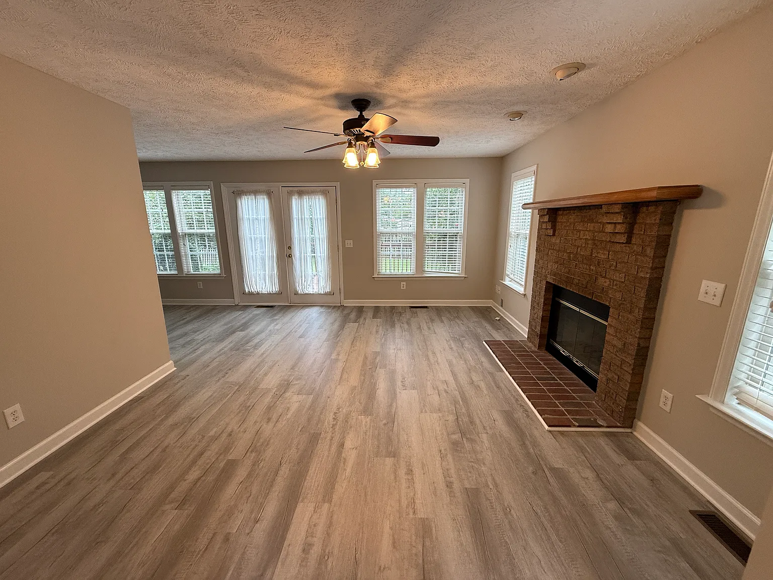 3 bed, 1346 sqft, $1,950 — Photo 4