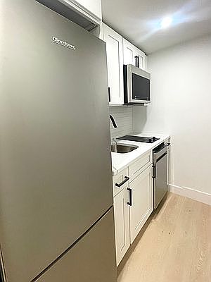 4th image of 413 E 9th St APT 4G