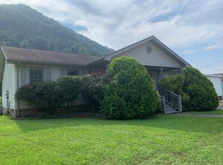 161 Carmen Dr, Mount Carbon, WV 25139