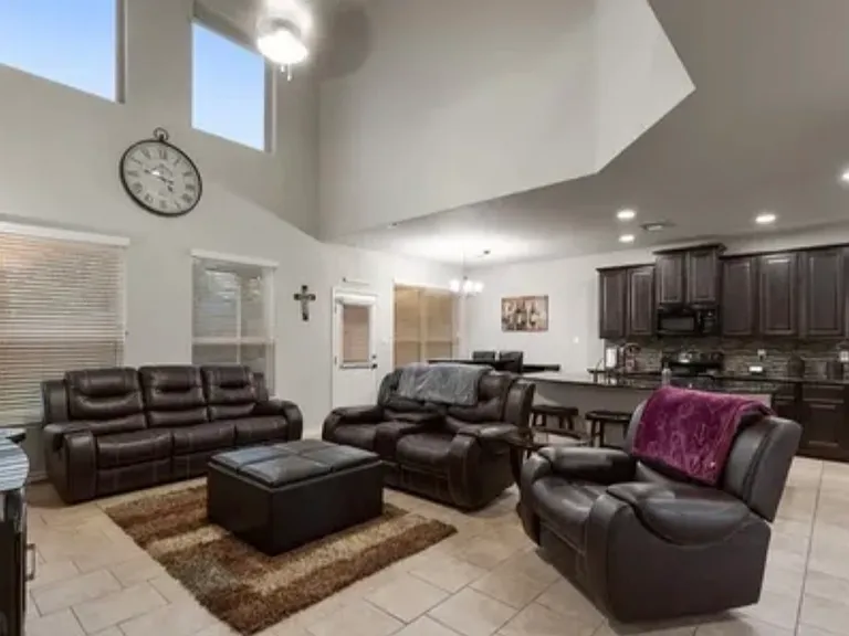 512 Saddle House — Photo 5