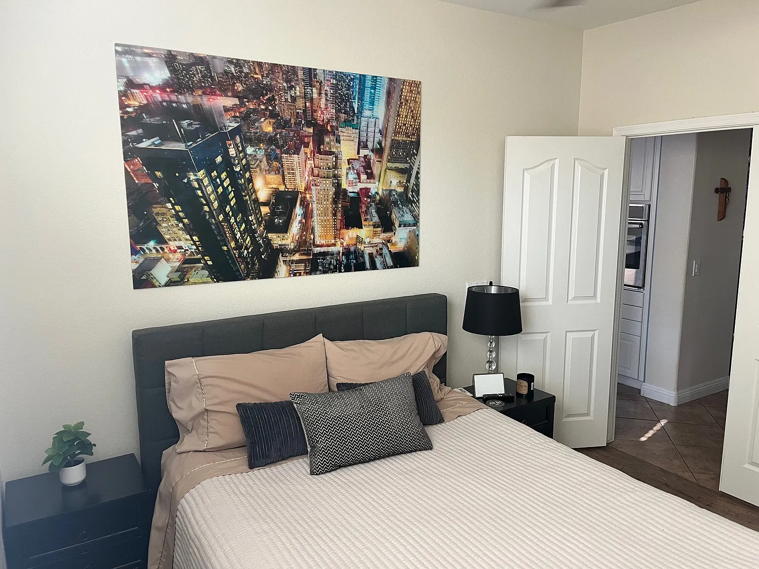 4 bed, 2505 sqft, $1,000 — Photo 1