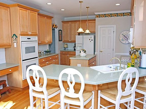 Bright, spacious kitchen
