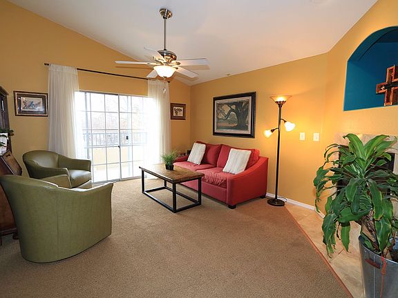 Living Room w/gas fireplace