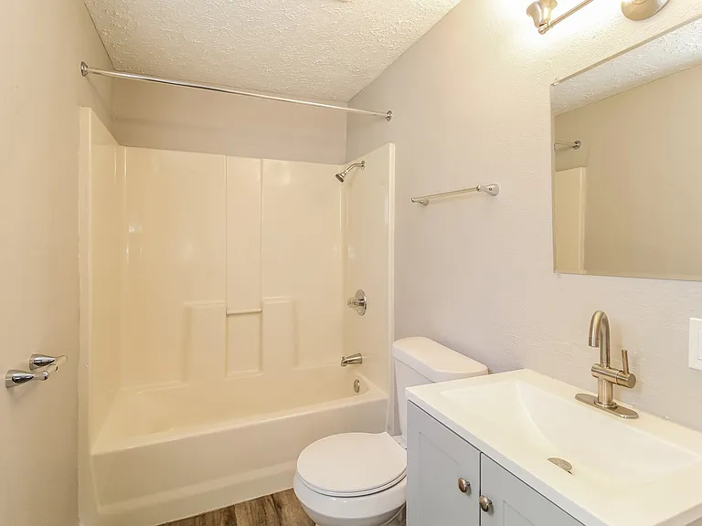 1871776_025_main_bathroom_13585816.jpg