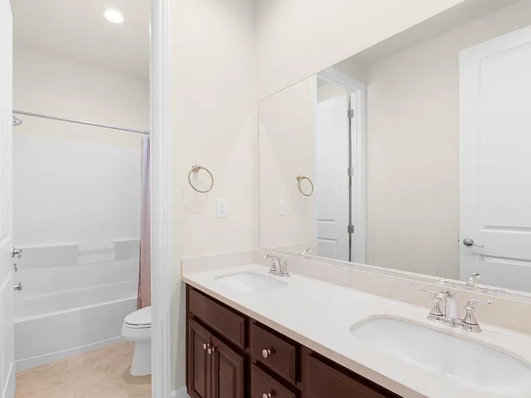 Upstairs: Full Bath