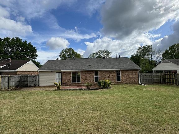 3rd image of 3860 Heathcliff Dr