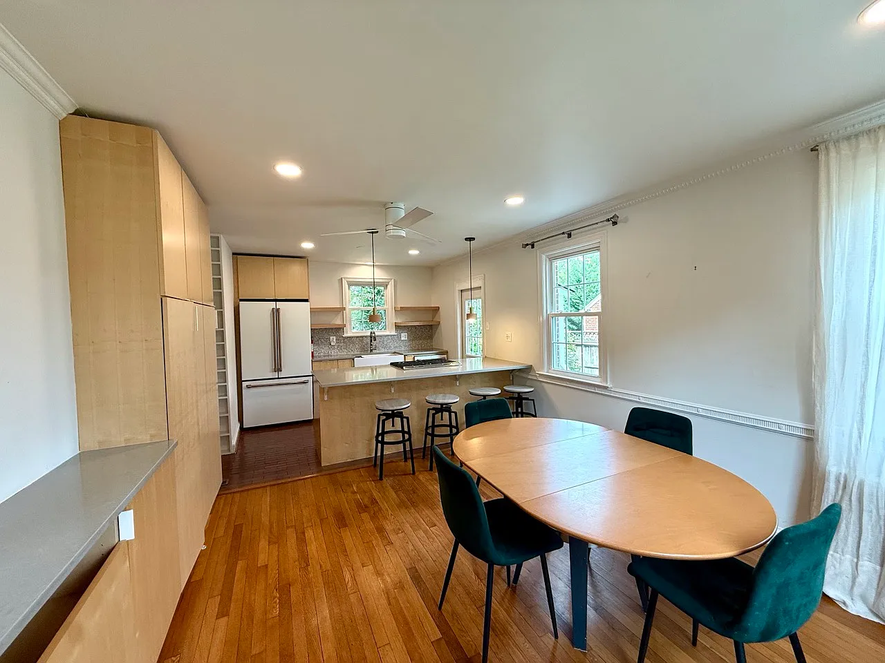 4 bed, 2160 sqft, $3,450 — Photo 4