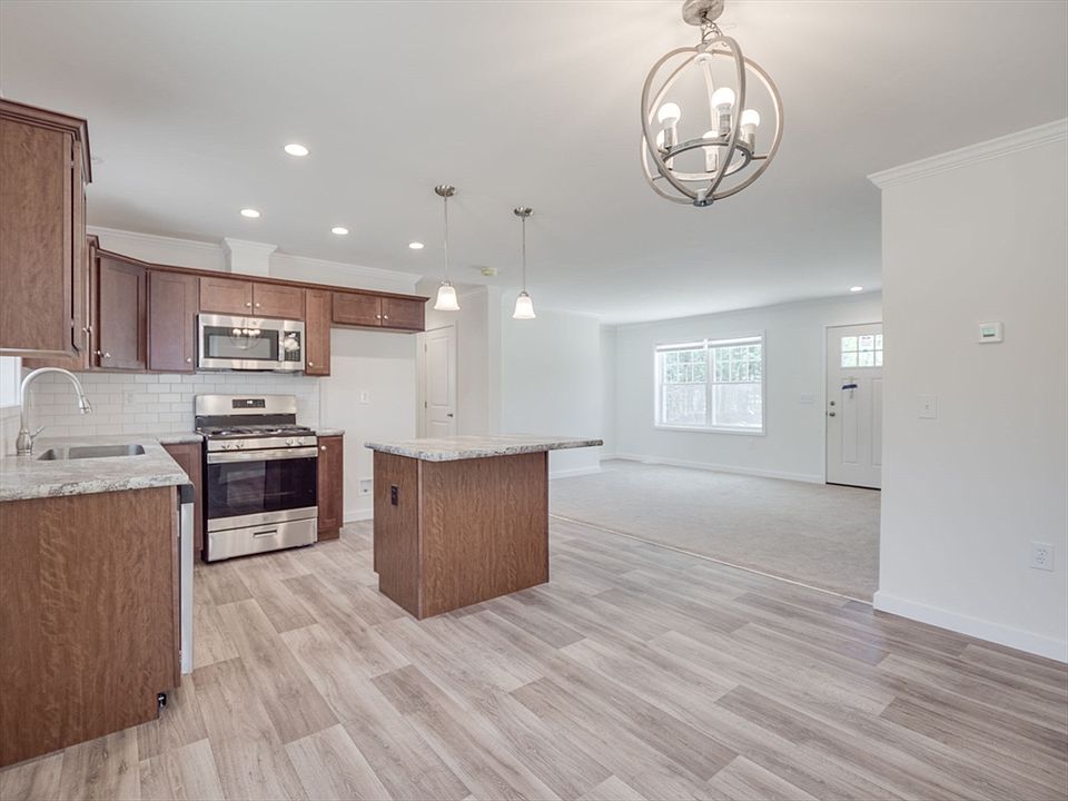 2nd image of 11 Lily Ln #5