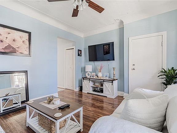 5th image of 174 Rosslyn Ave N