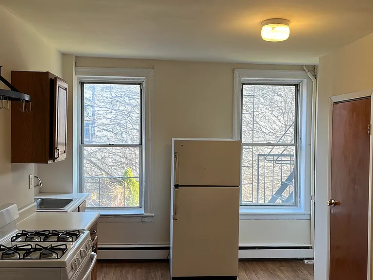 527 Willow Ave #3 — Photo 4