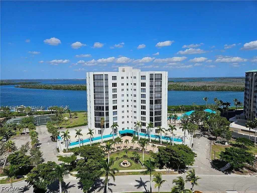 3 bed, 2.0 bath, 1458 sqft, $3,999 — Photo 3