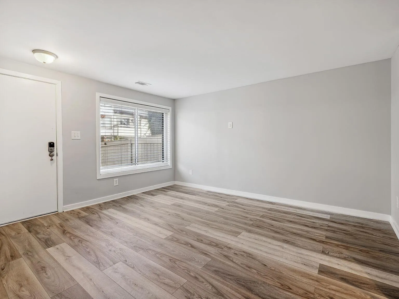 3 bed, 2.5 bath, 1800 sqft, $2,395 — Photo 2