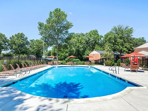 5th image of 220 Dobbs Dr #9