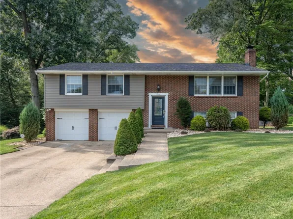 11 Greenview Dr, Jeannette, PA 15644